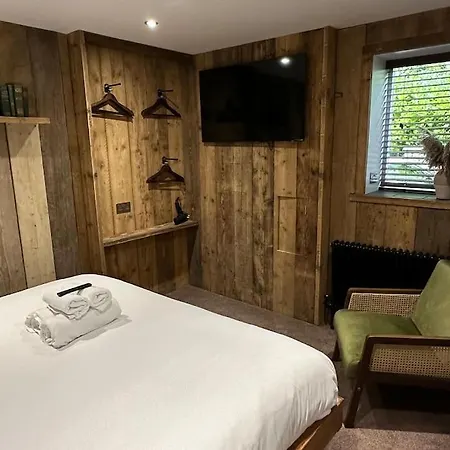 Quirky Retreats - The Hidden Retreat * Windermere