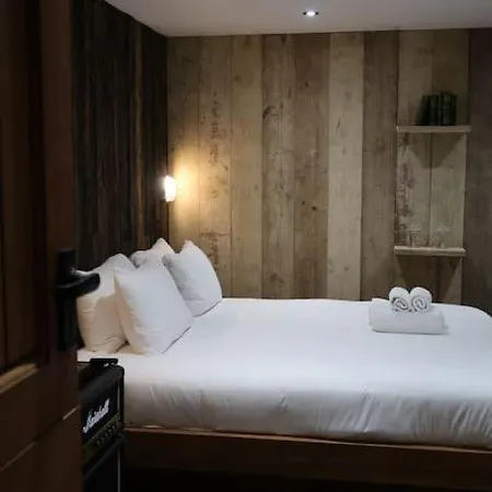 Quirky Retreats - The Hidden Retreat * Windermere